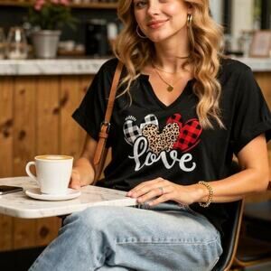 Women's Lover Heart Graphic V Neck Shirt Valentines Funny T-Shirt Short Sleeves
